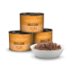 Drei Dosen Catz Finefood Classic Adult Geflügel Katzenfutter mit Preiselbeeren und Kokosnuss sowie eine weiße Schale mit Nassfutter.
