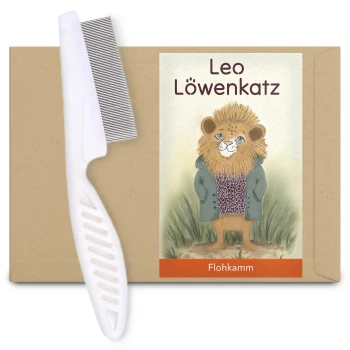 Ein weißer Flohkamm neben einem braunen Paket mit einem Cartoon-Löwencharakter namens "Leo Löwenkatz", der einen Mantel trägt, mit dem Etikett "Flohkamm."