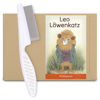 Ein weißer Flohkamm neben einem braunen Paket mit einem Cartoon-Löwencharakter namens "Leo Löwenkatz", der einen Mantel trägt, mit dem Etikett "Flohkamm."