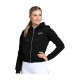 Ein Modell, das einen schwarzen Reißverschluss-Hoodie mit "SPOOKS EQUESTRIAN" auf der linken Brust trägt, kombiniert mit weißen Reithosen.