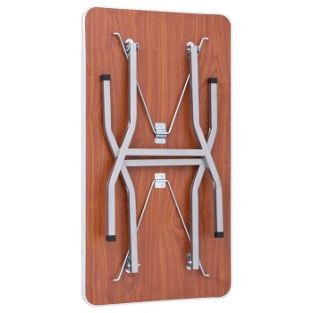 Klappbarer Tisch mit einer Holzmaserung und silbernen Metallbeinen, in vertikaler Position präsentiert.