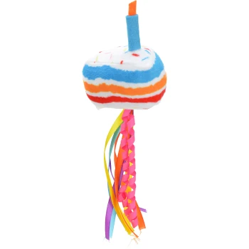 Buntes Plüsch-Hundespielzeug in Form einer Geburtstagstorte mit einer blauen und orangefarbenen Kerze, ausgestattet mit lebhaften Bändern in Pink, Gelb und Grün.