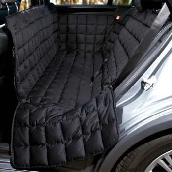 Schwarze, gesteppte Autositzabdeckung für Haustiere, entworfen zum Schutz der Rückbank eines Fahrzeugs, mit gepolsterter Textur und sicheren Riemen.