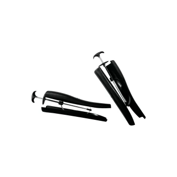 Schwarze Haustier-Nagelschneider mit einem gebogenen Griff und einem Sicherheitsbügel, auf einem weißen Hintergrund positioniert.