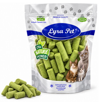 Lyra Pet-Tüte mit grünen Katzensnack-Sticks (La Nature Power), drei Katzen abgebildet und ein Haufen grüner Sticks.