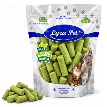 Lyra Pet-Tüte mit grünen Katzensnack-Sticks (La Nature Power), drei Katzen abgebildet und ein Haufen grüner Sticks.