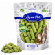 Lyra Pet-Tüte mit grünen Katzensnack-Sticks (La Nature Power), drei Katzen abgebildet und ein Haufen grüner Sticks.
