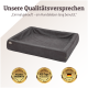 Graues rechteckiges Hundebett unter deutscher Überschrift; drei goldene Abzeichen: 10 Jahre Garantie; 100 Tage Probeschlafen; Hergestellt in Deutschland
