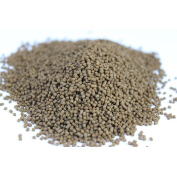 Braune Haustierfutter-Kibble auf einer weißen Oberfläche gestapelt, mit kleinen, einheitlichen, quadratischen Stücken.