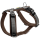 Ein braunes und graues verstellbares Haustiergeschirr mit gepolsterten Riemen, ausgestattet mit einem Metall-D-Ring und einem Kunststoffverschluss für sicheren Halt.
