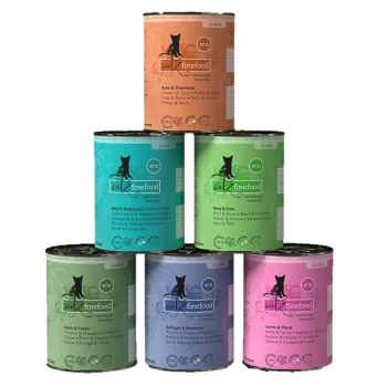 Sześć ułożonych puszek karmy dla kotów od "cat finefood," z smakami takimi jak kurczak i tuńczyk, wołowina i kaczka, oraz jagnięcina i zioła, z kolorowymi etykietami.