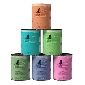 Sechs gestapelte Dosen Katzenfutter von "cat finefood", mit Geschmacksrichtungen wie Huhn & Thunfisch, Rind & Ente und Lamm & Kräuter, mit bunten Etiketten.