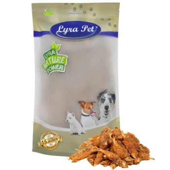 Verpackung von Lyra Pet Hundeleckerlis mit einem hellen Beutel, der Bilder eines Hundes, einer Katze und eines kleinen Hundes zeigt, sowie einem Haufen Leckerlis davor.