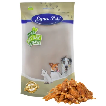 Verpackung von Lyra Pet Hundeleckerlis mit einem hellen Beutel, der Bilder eines Hundes, einer Katze und eines kleinen Hundes zeigt, sowie einem Haufen Leckerlis davor.