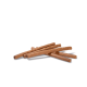 Ein Haufen brauner Hundekau-Sticks, die auf einem weißen Hintergrund angeordnet sind, ideal für Hunde.