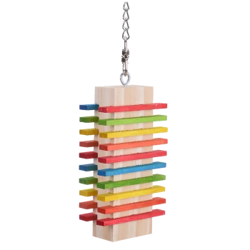 Buntes Holzspielzeug für Vögel mit geschichteten, horizontalen Latten in Rot, Blau, Grün und Gelb, aufgehängt an einer Metallkette.