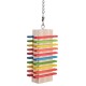 Buntes Holzspielzeug für Vögel mit geschichteten, horizontalen Latten in Rot, Blau, Grün und Gelb, aufgehängt an einer Metallkette.