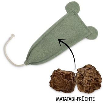 Grüner Filzspielzeugbeutel für Katzen mit Bärenohren, mit zwei getrockneten Matatabi-Früchten, die darunter mit "MATATABI-FRÜCHTE" beschriftet sind.