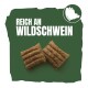 Verpackung für Haustierleckerlis mit zwei strukturierten Fleischstücken, mit dem Text "REICH AN WILDSCHWEIN" auf grünem Hintergrund.