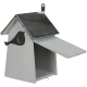Une maison pour oiseaux en bois avec un toit métallique, présentant un design de silhouette d'oiseau sur le côté et une porte avant ouverte.