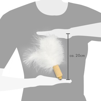 Eine Hand hält ein weißes Feder-Spielzeug für Haustiere, das ungefähr 20 cm misst, vor einem grauen Hintergrund.