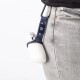 Eine Person, die graue Jeans trägt, hat eine weiße Haustier-Wasserflasche mit einem blauen Riemen und Karabiner an ihrem Gürtel befestigt.