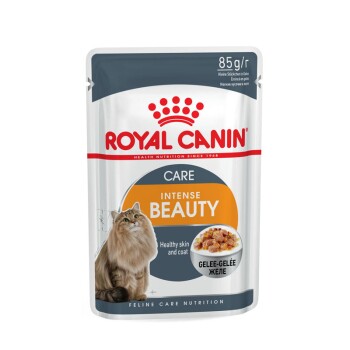 Torebka karmy dla kotów Royal Canin Intense Beauty, 85g, z puszystym kotem i tekstem podkreślającym "Zdrowa skóra i sierść."