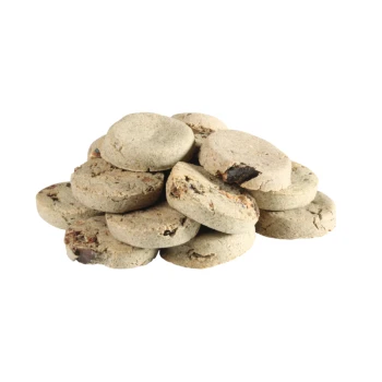 Ein Haufen runder, hellbrauner Haustierleckerlis mit einer leicht bröckeligen Textur und sichtbaren schokoladenähnlichen Stückchen, auf einem weißen Hintergrund.