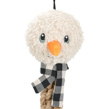 Ein plüschiger Schneemann-Hundespielzeug mit einem flauschigen weißen Kopf, einer orangefarbenen Karottennase und einem schwarz-weißen karierten Schal, der an einem Seil hängt.