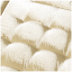 Nahaufnahme eines weichen, gelben Haustierbettes mit gepolstertem Design und kleinen Knöpfen, das seine plüschige Textur und den Komfort zeigt.