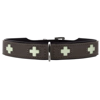 Braunes Lederhalsband mit eingenähten hellgrünen Kreuz-Einlagen, silbernem D-Ring und Schnalle.