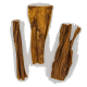 Drei Stücke getrockneter Tierkausnacks in verschiedenen Formen und Größen, auf einem hellgrauen Hintergrund präsentiert.