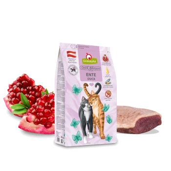 Eine Tüte GranataPet DeliCATessen Ente (Entenfleisch) Katzenfutter mit einer Illustration einer schwarz-orangefarbenen Katze, umgeben von Granatapfelkernen und Entenfleisch.