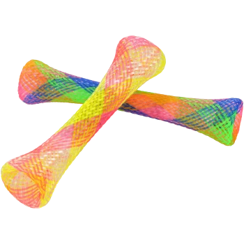 Zwei neon-regenbogenfarbene gewebte Netz-Spielzeuge, hohle geflochtene Röhren gekreuzt auf weißem Hintergrund.