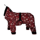 Rot-weiß gefleckter Hunderegenmantel mit schwarzen Riemen und Kapuze, auf dunklem Hintergrund dargestellt, mit Aufschrift „PAW“.