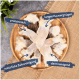 Ein Holzbrett mit natürlichen Hundekauartikeln, beschriftet für hohen Proteingehalt, langanhaltenden Kauen, Zahnreinigung und Darmreinigung.