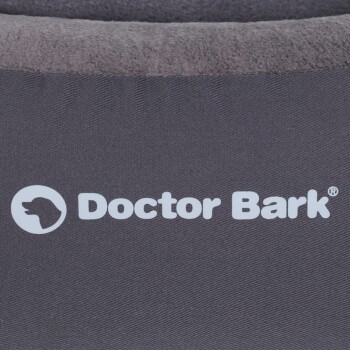 Logo von "Doctor Bark" auf einem dunkelgrauen Haustierbett, mit einer Silhouette eines Hundekopfes neben dem Markennamen.