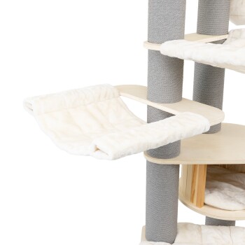 Nahaufnahme eines beigen und grauen Kratzbaums mit weicher Stoffhängematte und Kratzpfosten.