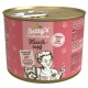 Eine Dose Betty's Landhausküche Hundefutter, "Fleischtopf," mit einem pinken Design, das eine Frau, einen Hund und den Text "extra viel Fleisch" zeigt.