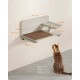 Eine moderne Futterstation für Katzen mit Holzdesign, mit einer gepolsterten Plattform und zwei Futternäpfen, neben einer Bengal-Katze namens Milo.