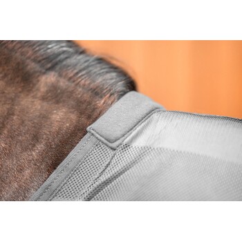 Nahaufnahme des Halses eines Pferdes, das eine graue, strukturierte Decke mit einem weichen Kragen trägt, die das glänzende braune Fell des Pferdes zeigt.