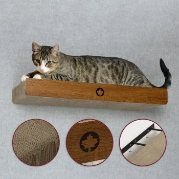 Eine getigerte Katze, die auf einem Holzregal mit einem Ahornblatt-Logo entspannt, umgeben von Bildern von strukturiertem Kratzmaterial und Regaldetails.