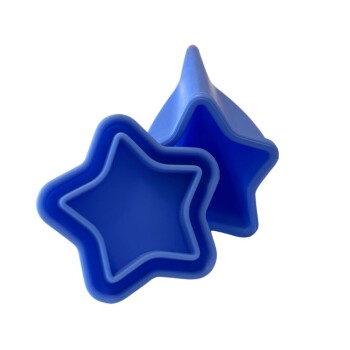 Zwei blaue Silikon-Ausstechformen in Sternform, die übereinander gestapelt sind, ideal für Tierleckerlis oder zum Backen.