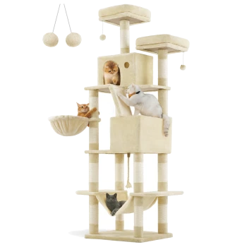 Ein beiger mehrstöckiger Katzenbaum mit drei Katzen: einer grauen Katze in einer Hängematte, einer orangefarbenen Katze beim Spielen und einer weißen Katze auf einer Plattform.
