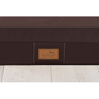 Braunes Hundebett mit einer lederähnlichen Textur, mit einem beigen Etikett, auf dem "tierlando" steht, und dem Text "Hundebetten und mehr..."