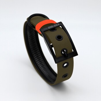 Ein stilvolles Hundehalsband in Olivgrün mit einer schwarzen Schnalle und einem orangefarbenen Akzent, mit mehreren Einstelllöchern.