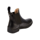 Schwarzer Leder-Ankle-Boot mit elastischen Seitenpaneelen und weicher Innenauskleidung, mit einer Zuglasche auf der Rückseite.
