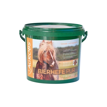 Grüner Eimer mit "Bierhefe Pur" Pferdeergänzung, mit einem Pferd auf dem Etikett, mit Text, der Vorteile für Fell und Verdauung hervorhebt.