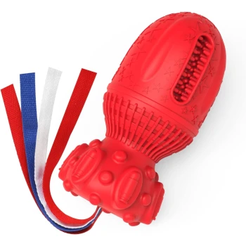 Rotes Gummihundespielzeug in Form einer Rakete, mit strukturierten Oberflächen und bunten Bändern in Rot, Weiß und Blau.