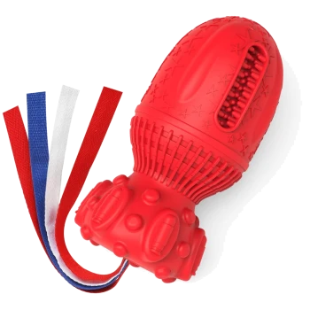 Rotes Gummihundespielzeug in Form einer Rakete, mit strukturierten Oberflächen und bunten Bändern in Rot, Weiß und Blau.